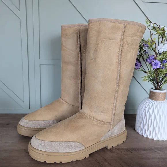 UGG sheepskin boot - Picture 2 of 12